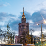 Drzwi zewnętrzne w architekturze Warszawy – jak dopasować wejście do stylu budynku?