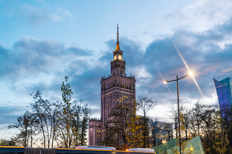 Drzwi zewnętrzne w architekturze Warszawy – jak dopasować wejście do stylu budynku?